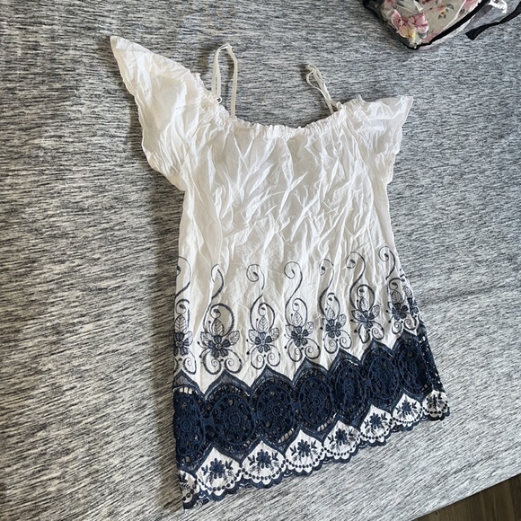 White and navy blue blouse - Picture 2 of 3